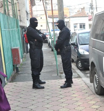 Percheziţii la Nicolae Bălcescu: mai mulţi hoţi din locuinţe au fost „săltaţi” de mascaţi